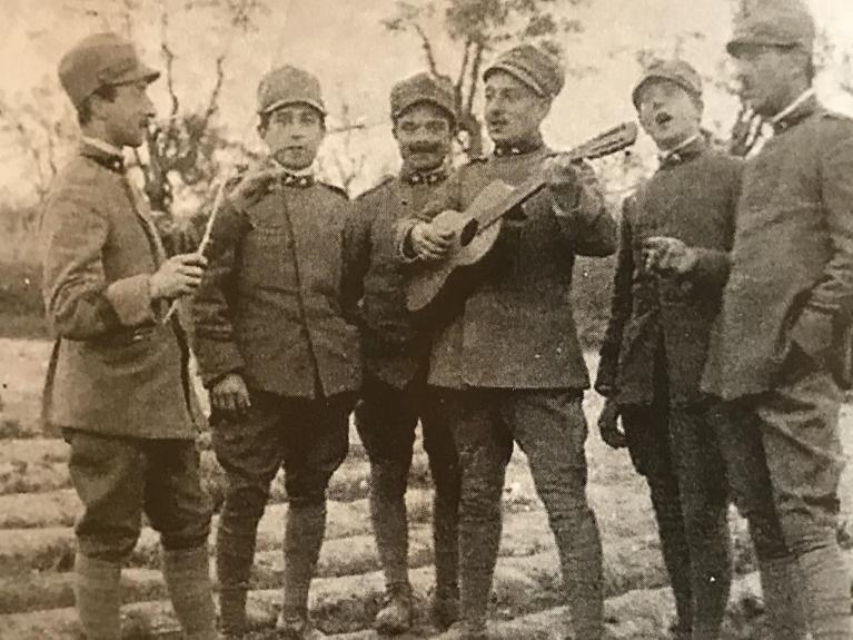 Coro di soldati con accompagnamento di chitarra (collezione Brian-Zamboni, dal libro “Al rombo del cannon”).