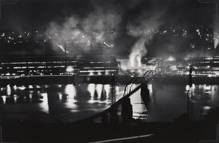 W. Eugene Smith, USA, 1918-1978 Stabilimento National Tube Company, U.S. Steel Corporation, McKeesport, e ponte ferroviario sul fiume Monongahela / National Tube Company works, U.S. Steel Corporation, McKeesport, and Union Railroad Bridge over the Monongahela River, 1955-1957 Stampa ai sali d’argento / gelatin silver print 22.86 x 34.29 cm Carnegie Museum of Art, Pittsburgh Gift of the Carnegie Library of Pittsburgh, Lorant Collection. © W. Eugene Smith / Magnum Photos.