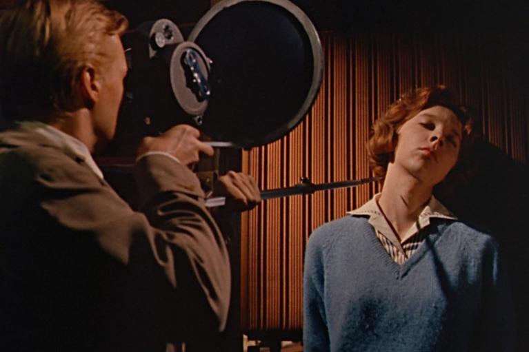 Karlheinz Bohm e Anna Massey in “Peeping Tom”.