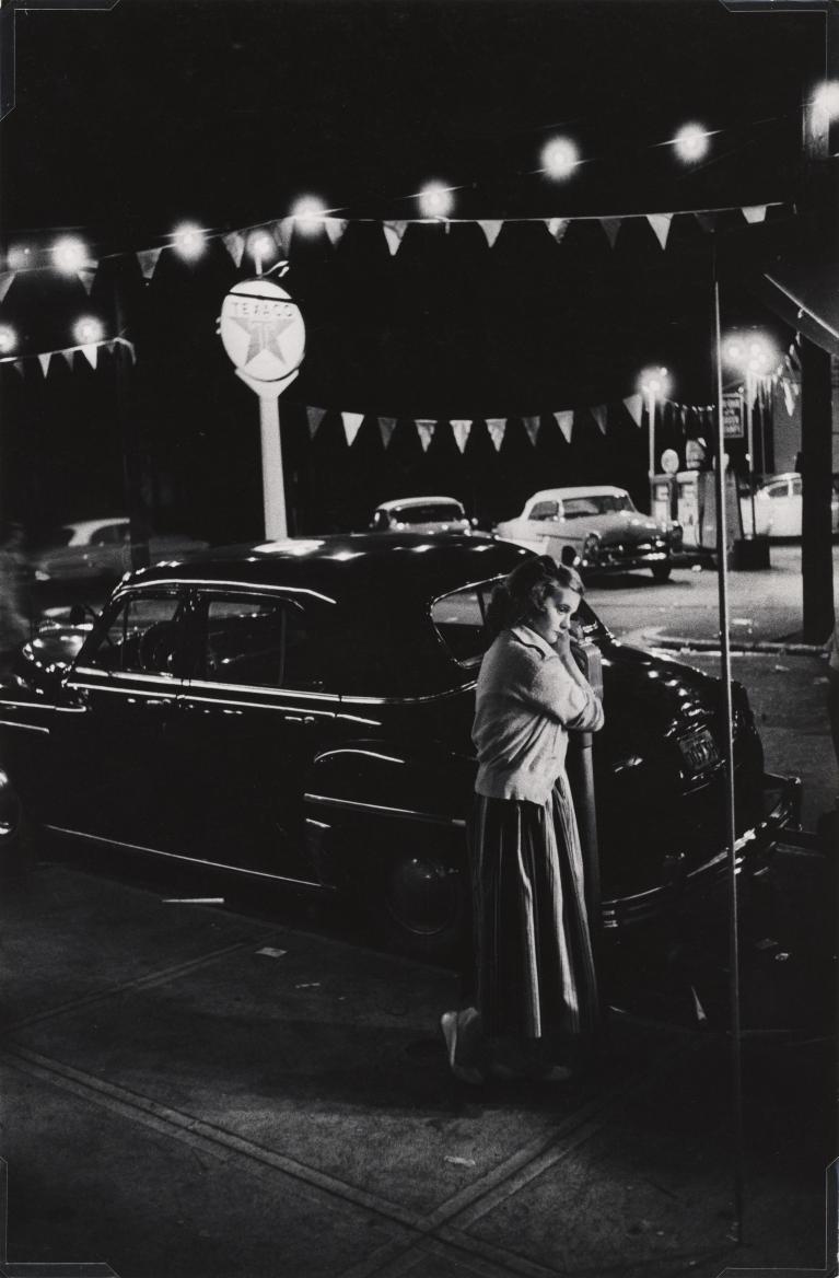 W. Eugene Smith, USA, 1918-1978 Ragazza accanto a un parchimetro, Carnevale della Camera di commercio di Shadyside, Walnut Street / Girl leaning on a parking meter, Shadyside Chamber of Commerce carnival, Walnut Street, 1955-1957 Stampa ai sali d’argento / gelatin silver print 33.66 x 22.22 cm Carnegie Museum of Art, Pittsburgh Gift of the Carnegie Library of Pittsburgh, Lorant Collection. © W. Eugene Smith / Magnum Photos.