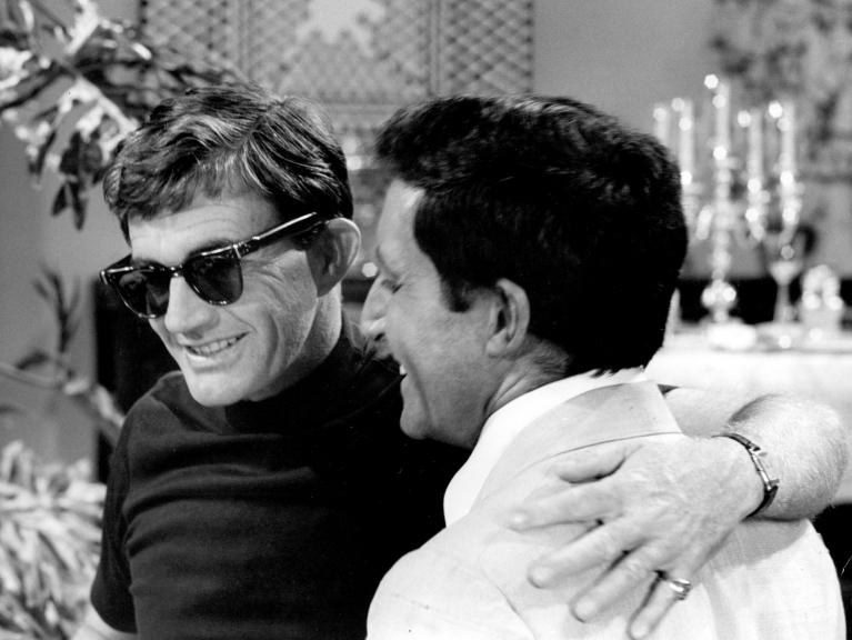 Blake Edwards (a sinistra) con Peter Sellers, sul set di "Hollywood Party".