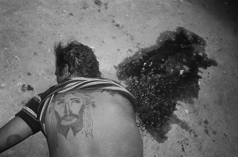Letizia Battaglia, I due Cristi, Palermo 1982.