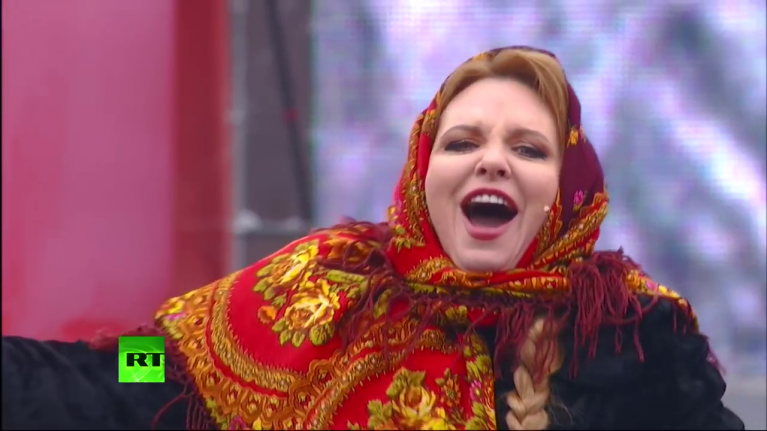 Cantante in scialle russo.
