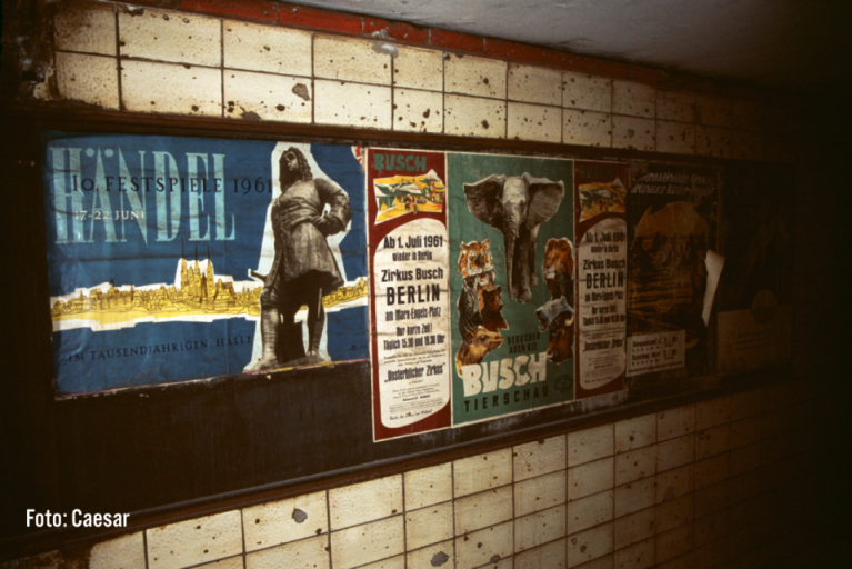 Manifesti del 1961 rimasti a testimonianza dell’anno di chiusura della stazione.