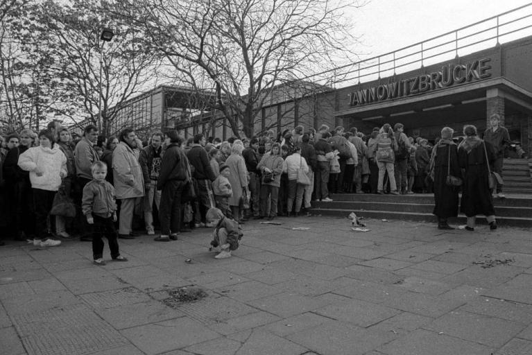 Passeggeri in coda alla stazione Jannowitzbrücke riaperta al pubblico servizio nel 1989.