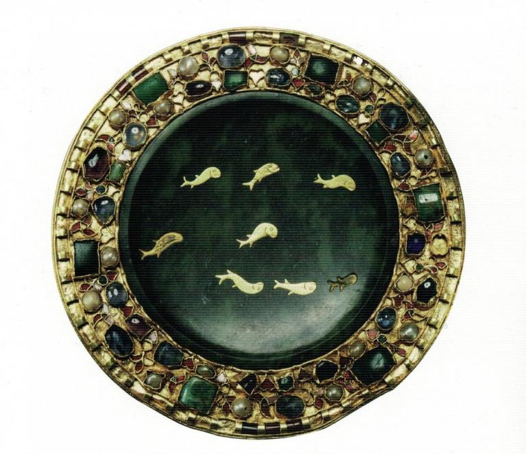 Patena in pietra serpentina (la parte interna risale al I sec., il cerchio esterno è opera della seconda metà del sec. XI), Musée du Louvre, Paris.