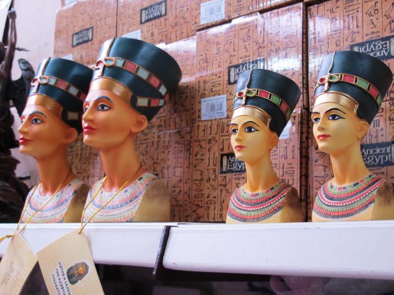 Lo scaffale delle Nefertiti in uno dei negozi del Dong Xuan Center di Berlino.