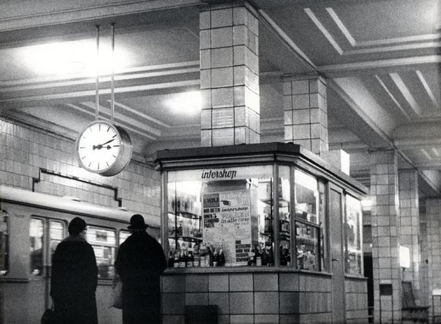 Un negozio Intershop in valuta pregiata sui binari della metropolitana di Friedrichstraβe, 1968.