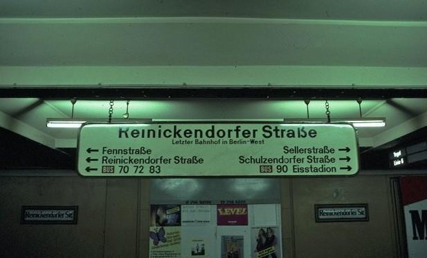 La stazione di Reinickendorfer Straβe con l’indicazione “ultima fermata a Berlino Ovest”.