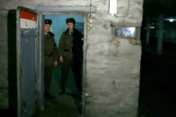 Soldati nel bunker di guardia alle stazioni fantasma.