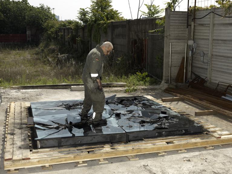 Paesaggi, 1974-2012, cemento, vetro, ferro, ossido di ferro, cm 300 x 300.