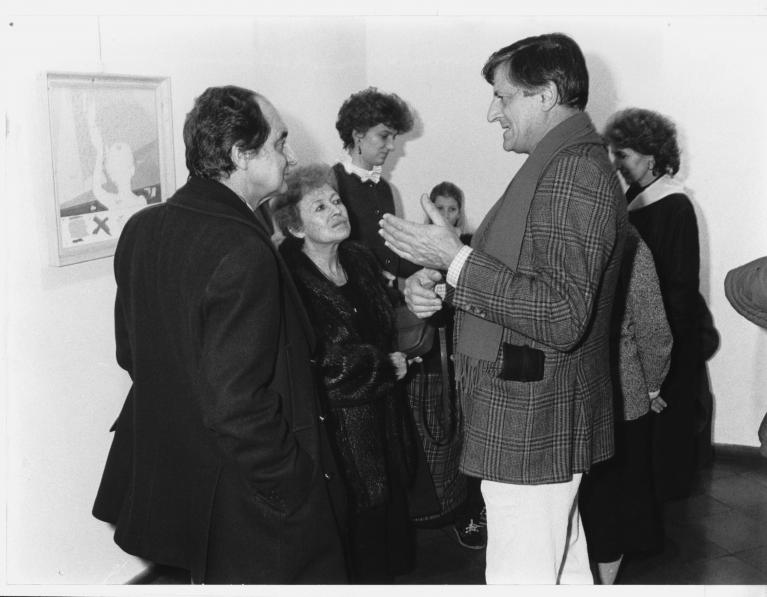 Gianfranco Baruchello con Italo e Chichita Calvino all'inaugurazione di Baruchello, Il miele della pittura, Roma, Galleria la Margherita, 23 ottobre 1982.