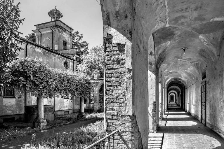 Giardino centrale, corridoio adiacente il pozzo e la chiesa @Marcella Milani (Urbex)