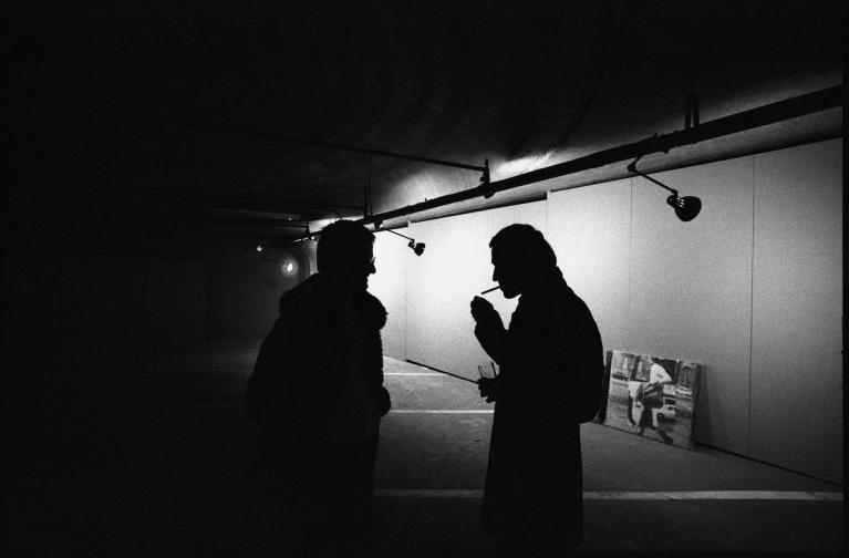 Giulio Paolini e Alighiero Boetti a contemporanea, parcheggio villa borghese, Roma, 1973-1974, ph Antonia Mulas (© Eredi Antonia Mulas).