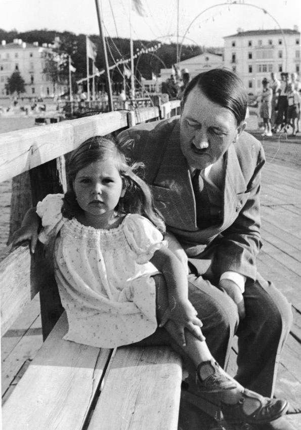 Hitler con Helga Goebbes.