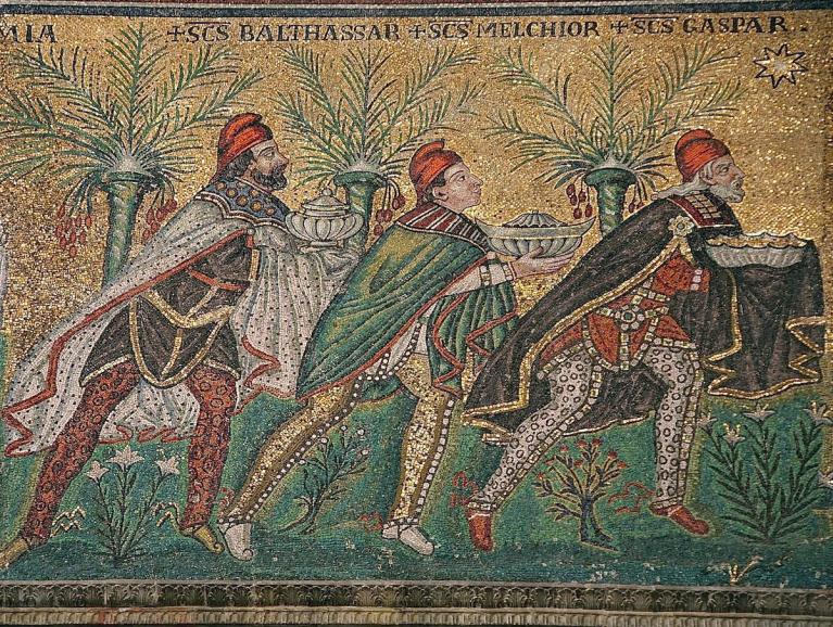 I re Magi col mantello e il berretto frigio (600 ca.) Ravenna, Basilica di Sant'Apollinare Nuovo.