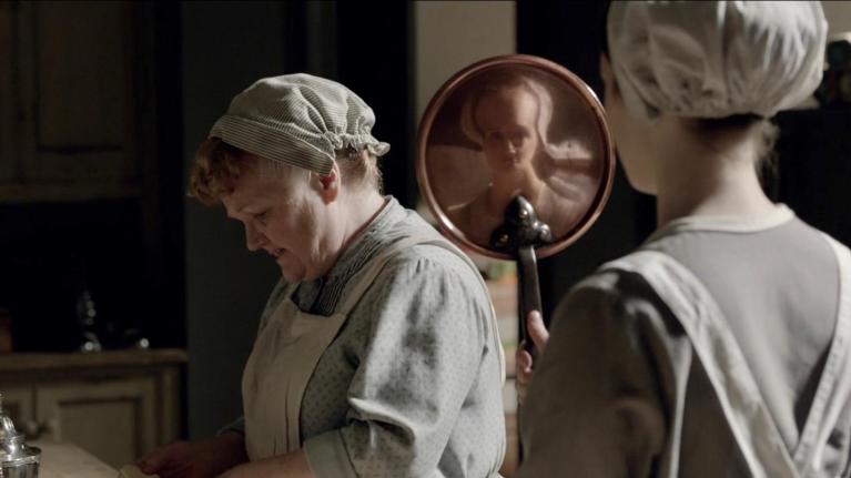 Mrs Paltmore (Lesley Nicol) e Daisy (Sophie McShera).