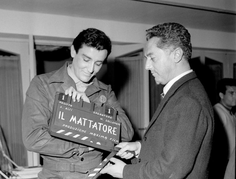 Risi con Vittorio Gassman sul set de “Il mattatore”, 1959.