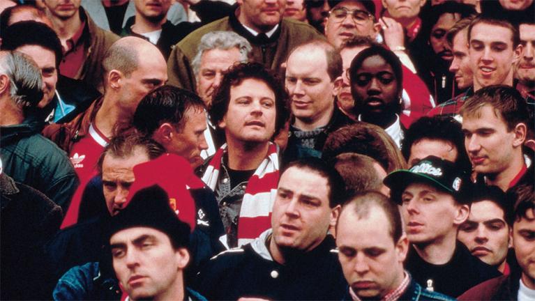 Colin Firth (al centro, con la sciarpa) in “Febbre a 90°” (1997).