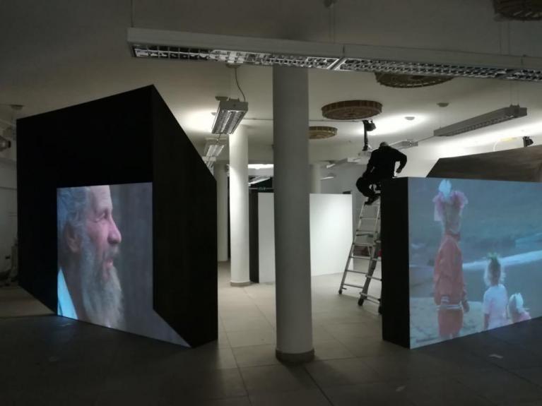 Clément Cogitore, Braguino ou la communauté impossible, 2017 © Clément Cogitore /Mac Val/ ADAGP, Paris 2017. Installazione presso il Festival di Fotografia Europea di Reggio Emilia.