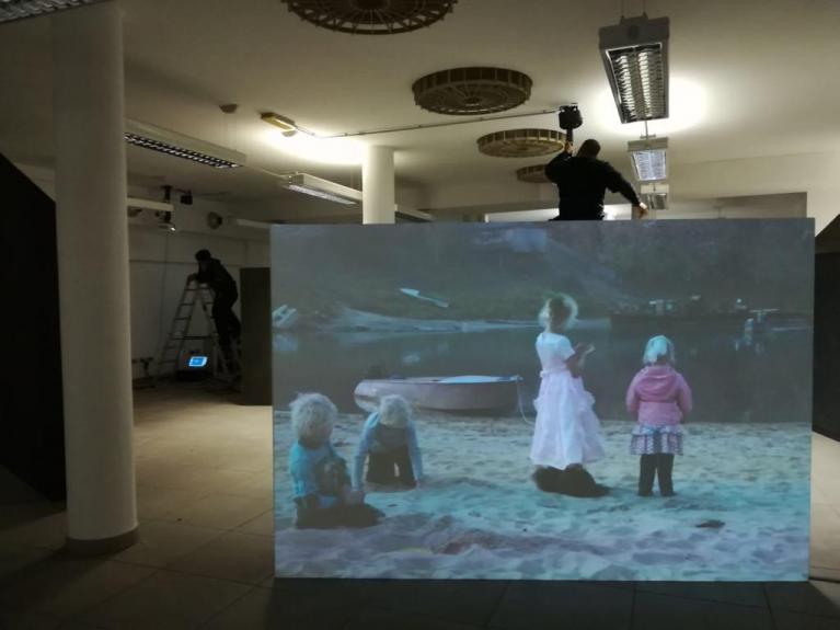 Clément Cogitore, Braguino ou la communauté impossible, 2017 © Clément Cogitore /Mac Val/ ADAGP, Paris 2017. Installazione presso il Festival di Fotografia Europea di Reggio Emilia.