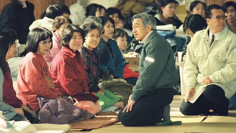 Akihito con gli sfollati del terremoto a Kobe.