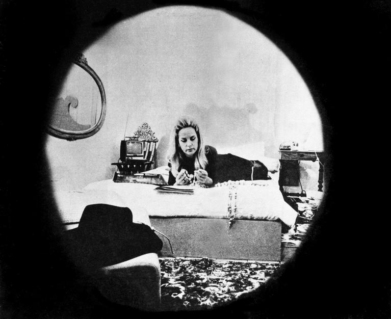 Giuliana Calandra fotografata all’interno della “Spia ottica”. Veduta dell’installazione alla Galleria La Tartaruga, Roma. Courtesy l’Artista Fotografia di Giuseppe Schiavinotto