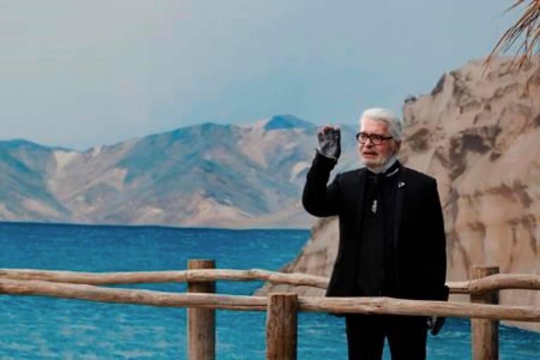 Lagerfeld alla fine della sua ultima sfilata di chanel