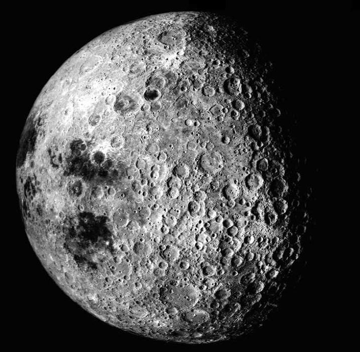 L'altro lato della luna fotografato dall'Apollo 16 il 24 aprile del 1974.