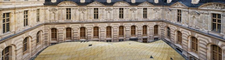 Dipartimento di Arti Islamiche del Museo del Louvre (2005-2012). Definizioni che sono state date della copertura: “Foulard”, “Vela”, “Tenda beduina”, “Duna d’oro”, “Onda dorata”.