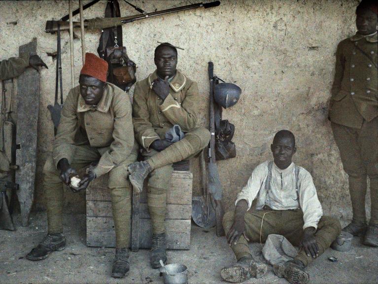 Soldati del Senegal coscritti nell’esercito francese, sul fronte occidentale, giugno 1917 (ph. Galerie Bilderwelt/Getty Images).