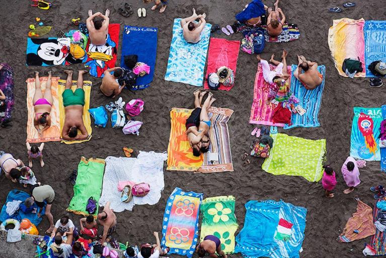 Martin Parr, Sorrento, Italy, 2014, dalla serie Beach therapy, Magnum photos, courtesy Spazio Damiani Bologna.