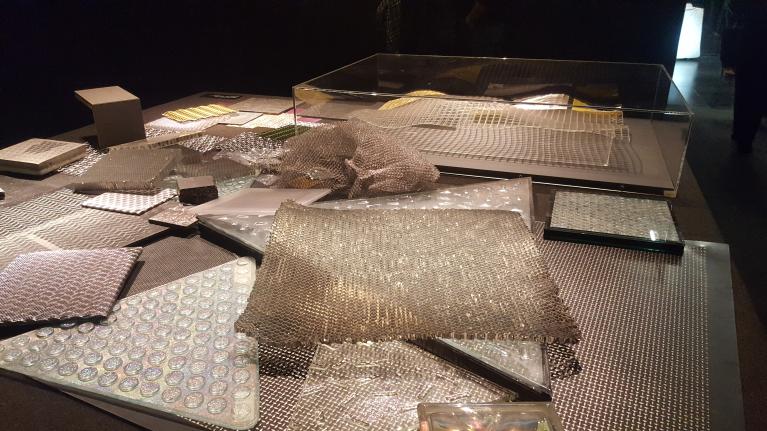 Sopra: Alcuni dei materiali costruttivi utilizzati per il velario del Dipartimento di Arti Islamiche del Museo del Louvre (2005-2012) esposti nella mostra milanese (ph. MLG). Sotto: dettagli dell’intervento progettuale.