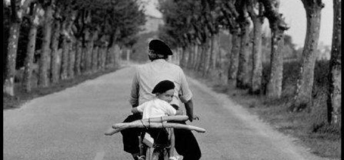 Ph Elliott Erwitt.