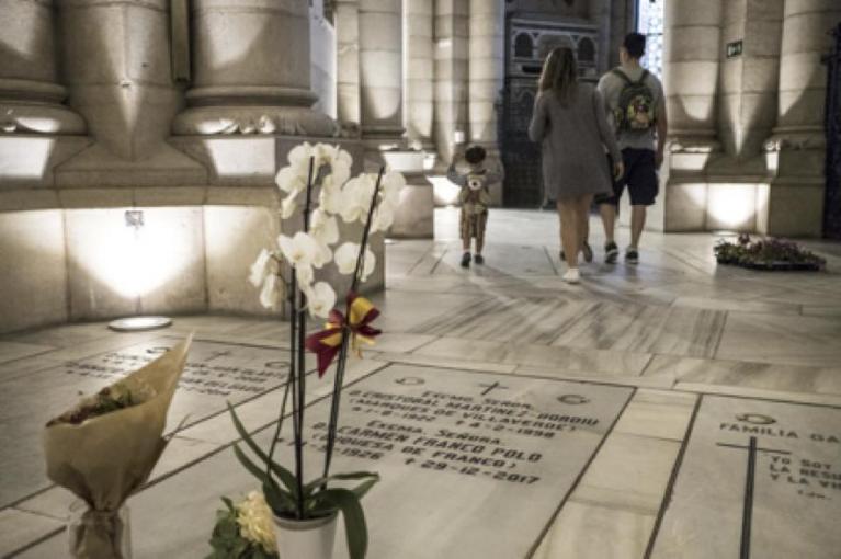 Tomba della figlia di Franco, si trova vicino alla porta d'ingresso della cripta della cattedrale di Madrid.