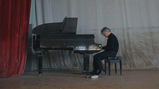 Sakamoto che suona Tsunami Piano da RYUICHI SAKAMOTO: CODA.