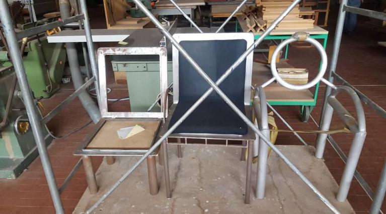Nel laboratorio dei Pierluigi Ghianda: i primissimi prototipi di una sedia pieghevole di Marco Zanini (mai entrata in produzione); primo prototipo della sedia Bridge di Ettore Sottsass; primissimo prototipo della sedia First di Michele De Lucchi. (Archivio Ghianda).