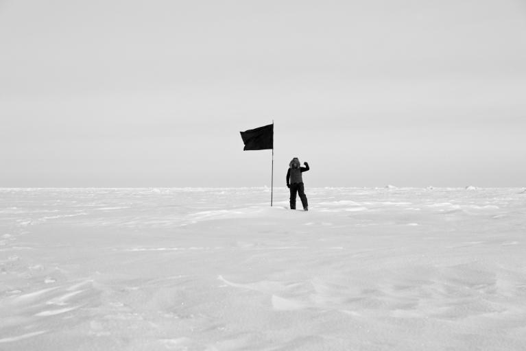 Santiago Sierra, Black flag.
