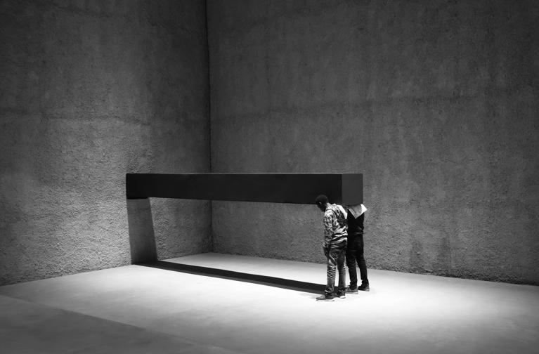 Santiago Sierra, Object measuring, 600x57x52 cm