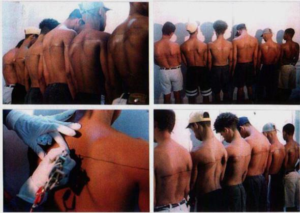 Santiago Serra, Immagini tratte dalla performance all'Havana, Riga di 250 cm tatuata su sei persone retribuite, 1999.