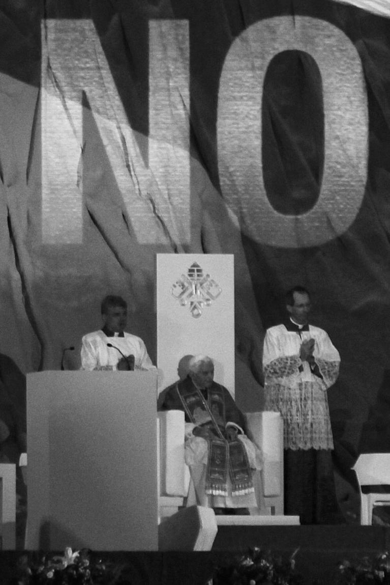 Santiago Serra, No proiettato sopra il Papa, 18 luglio 2009.
