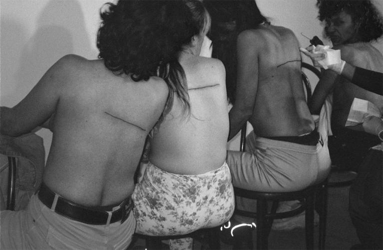 Santiago Serra, Riga di 160 cm tatuata su quattro persone, 2000.