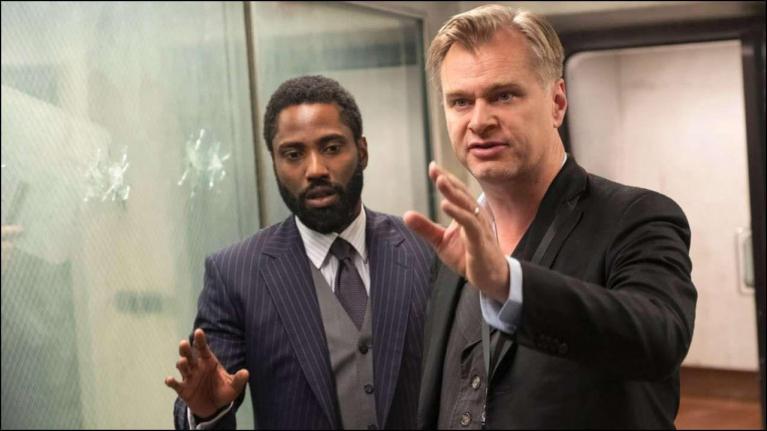 Christopher Nolan (a destra) con John David Washington sul set.