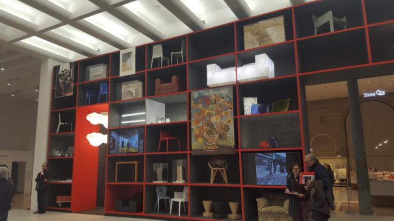 Il Portale, ovvero la grande libreria all’ingresso della mostra, che ne preannuncia i contenuti. (ph. MLG).