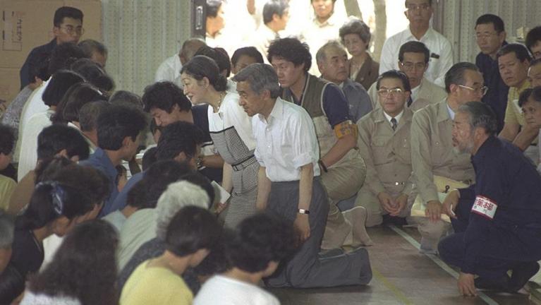 Akihito e Michiko con gli sfollati a Unzen (1991).