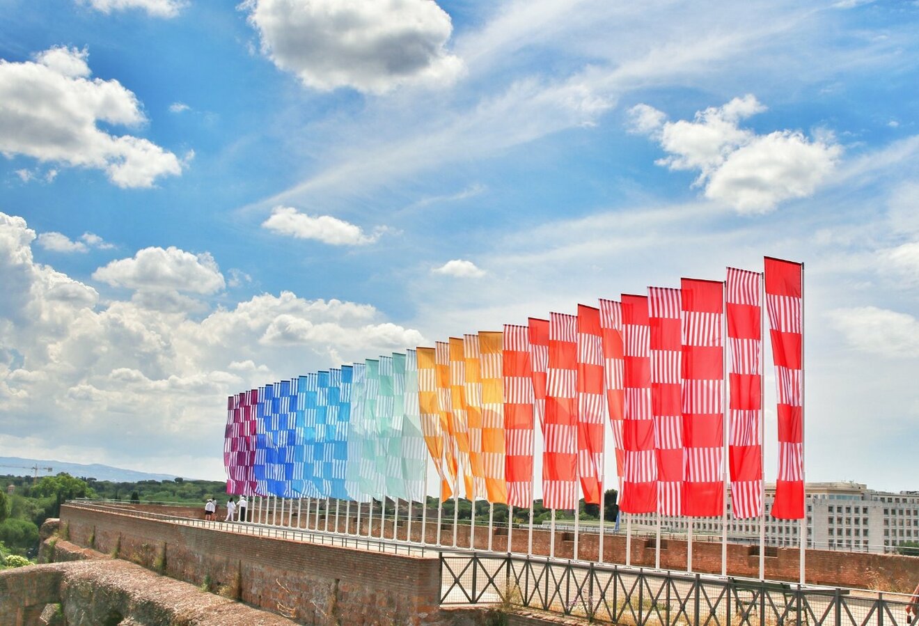 Daniel Buren, La scacchiera arcobaleno ondeggiante, 2016