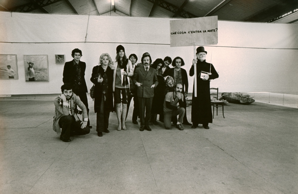 Gino De Dominicis, Che cosa c'entra la  morte, foto di gruppo alla VII Biennale di Parigi 1971. Foto di Massimo Piersanti