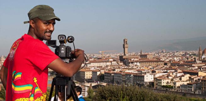 Dagmawi Yimer a Firenze durante le riprese di Và Pensiero. Storie ambulanti (201