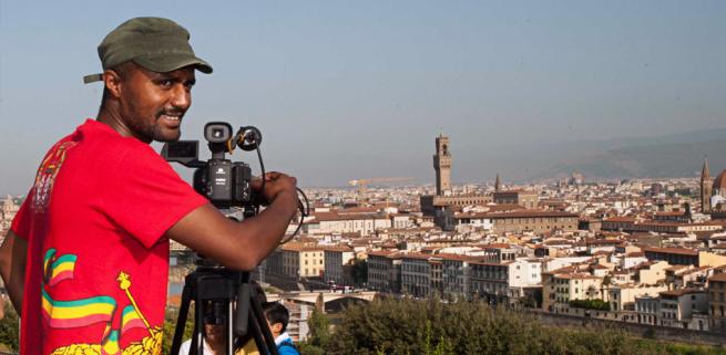 Dagmawi Yimer a Firenze durante le riprese di Và Pensiero. Storie ambulanti (201
