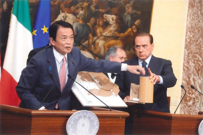 Shigeru Ban e Silvio Berlusconi